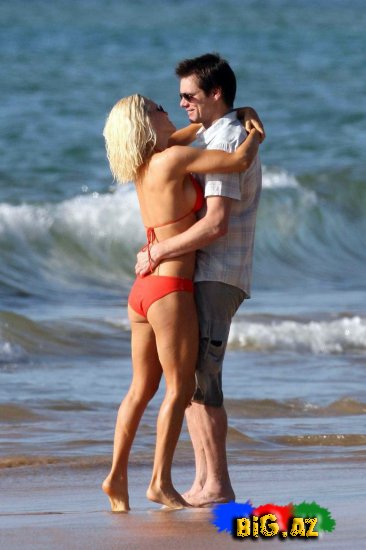 Jim Carrey, sevgilisi Jenny McCarthy ilə sahildə yaxalandı...